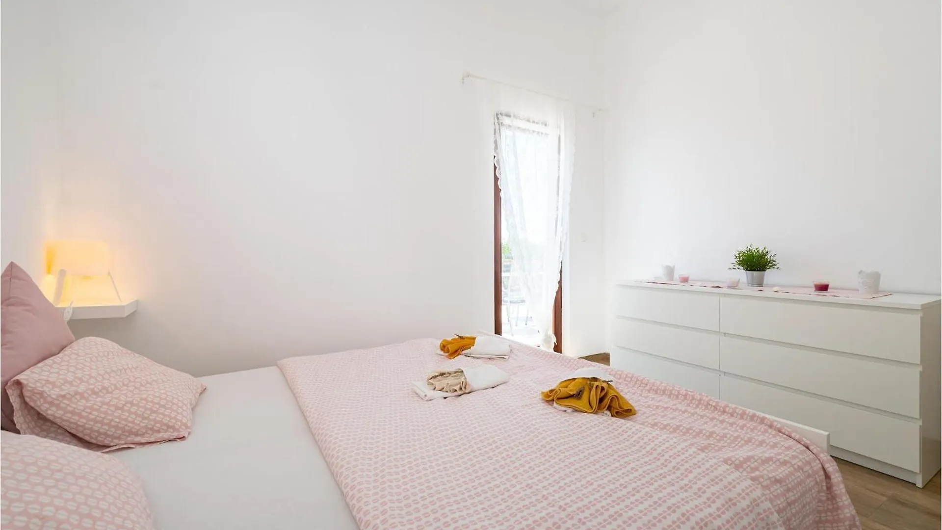 Gorgeous Apartment In Maslenica With Wifi