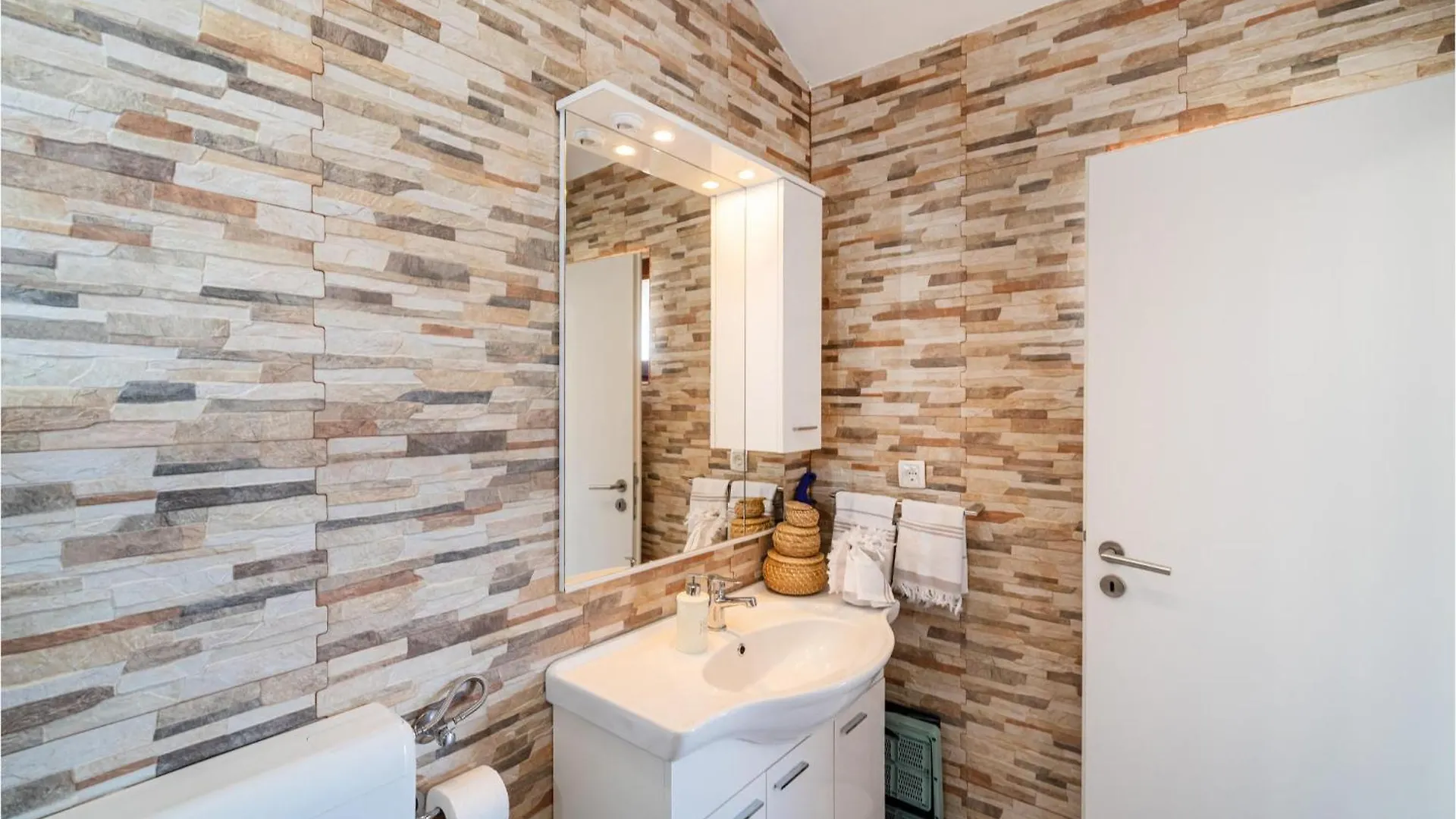 Gorgeous Apartment In Maslenica With Wifi